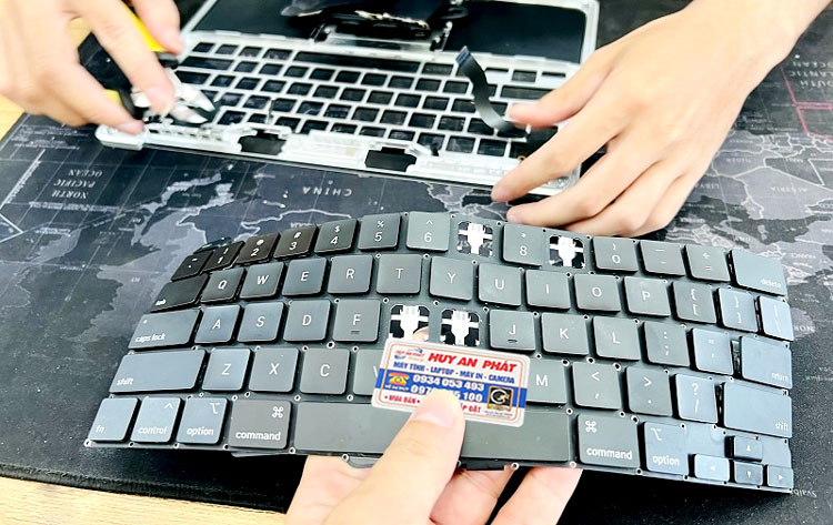 Thay bàn phím Macbook Pro
