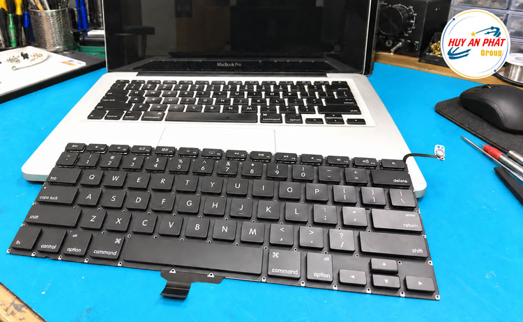 Thay bàn phím Macbook Pro Zin