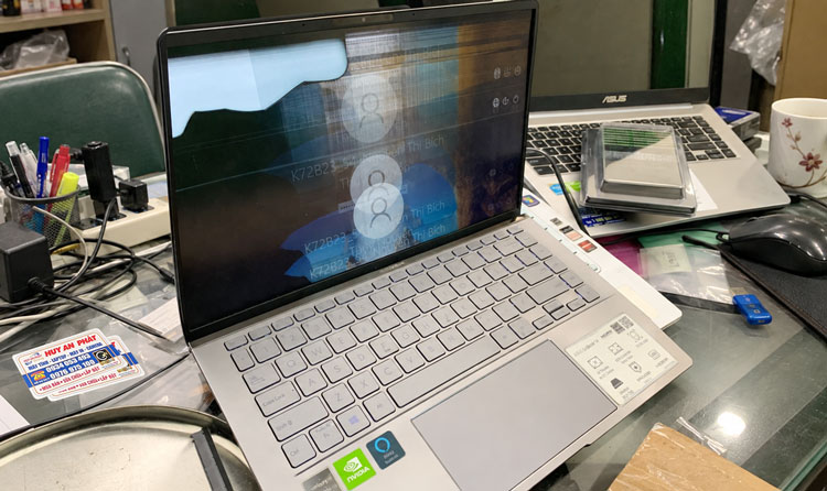 Thay màn hình Laptop ASUS bị bể sọc