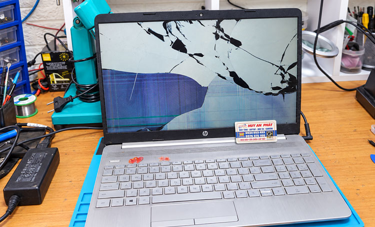 Thay màn hình Laptop HP bị bể sọc